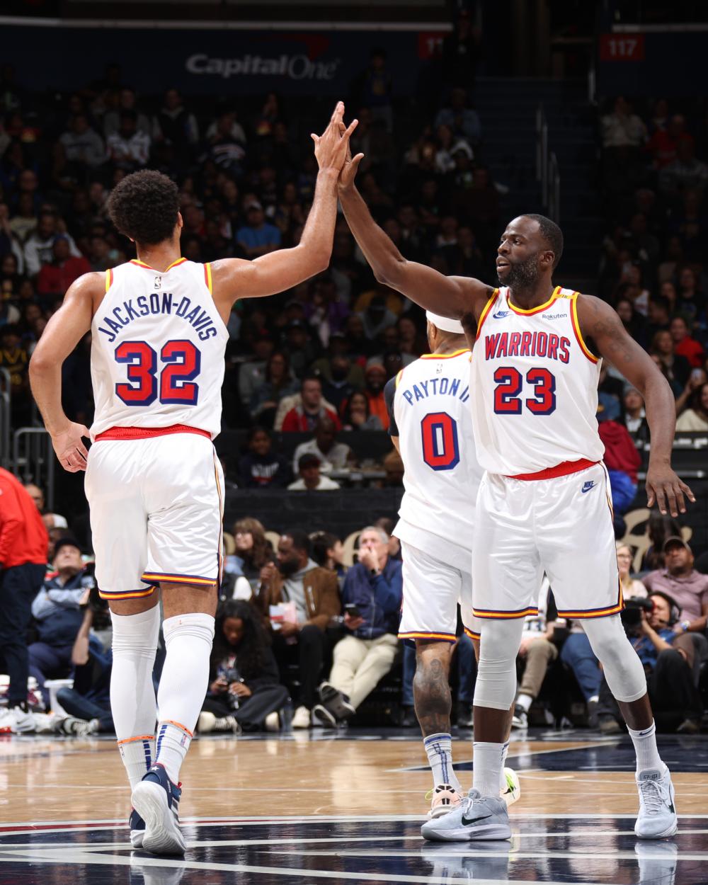 员在场上展 员在场上展